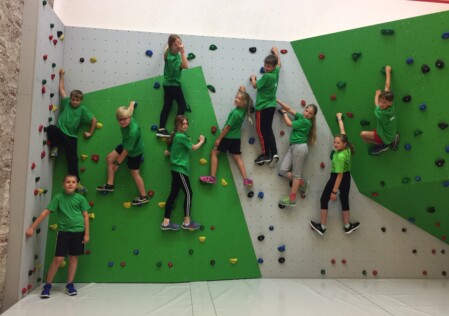 viele Kinder an der Kletterwand