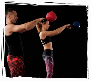 2 Personen die Training mit der Kettlebell machen